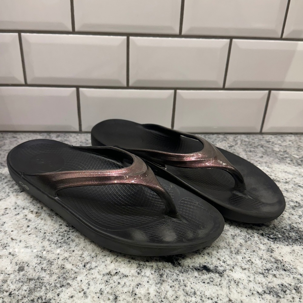 OOFOS OOlala Black Purple Shimmer Gold Metallic Thong Sandals Women Size W9 EU40
